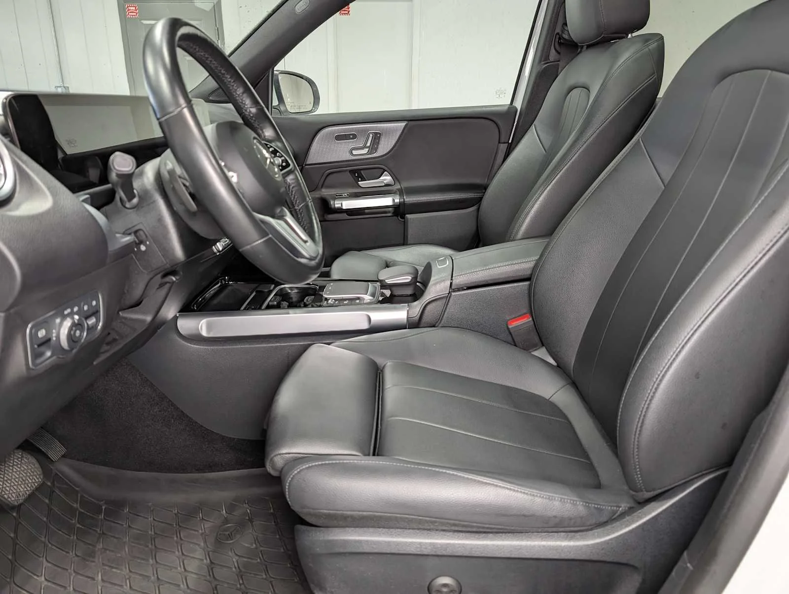 Used 2022 Polar White Mercedes-Benz GLB 250 image 4