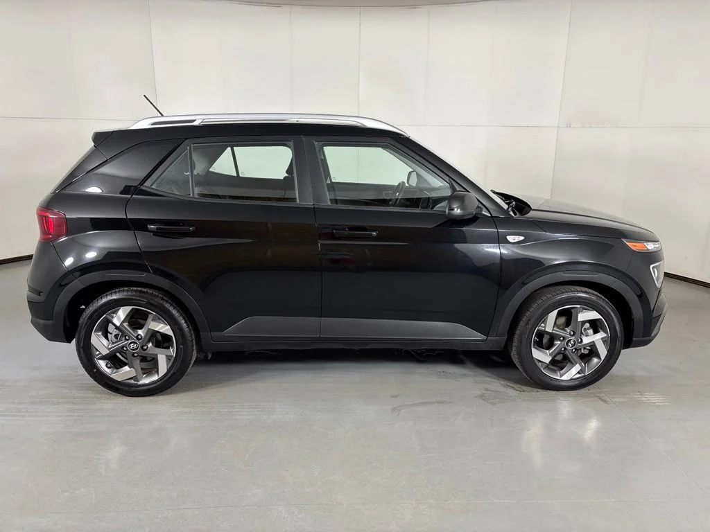 Used 2025 Black Hyundai SEL image 9