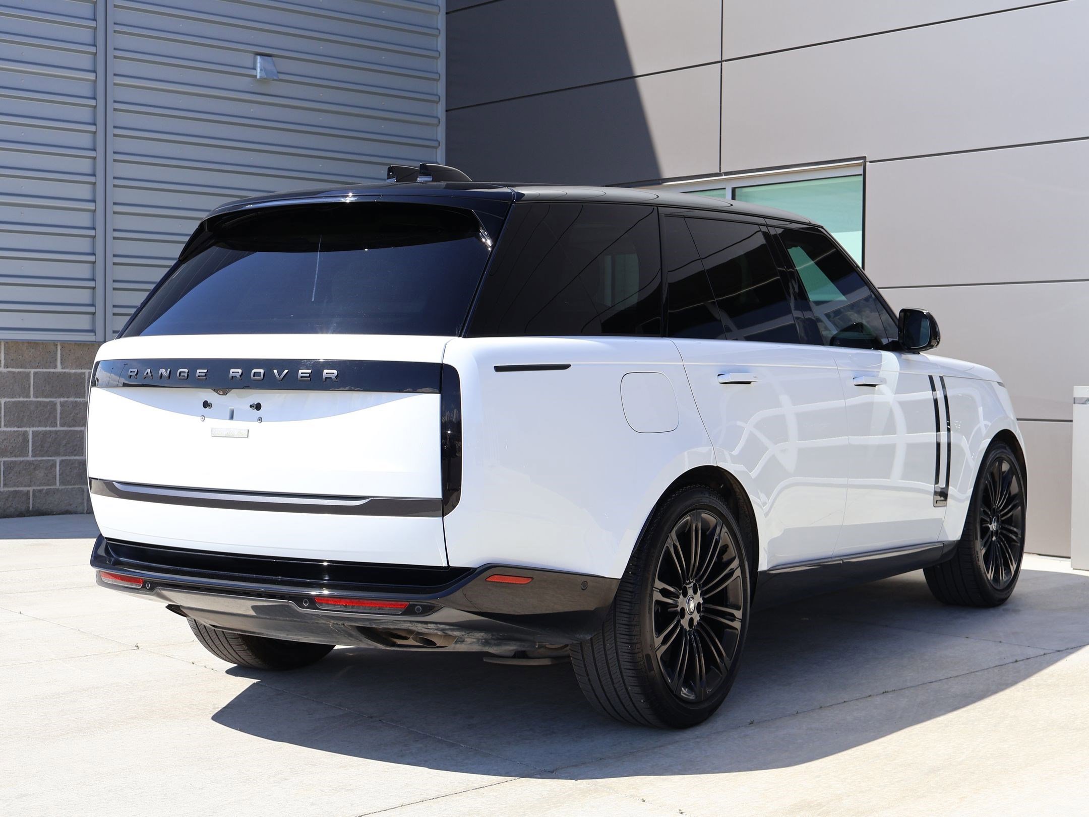 Certified Used 2025 Fuji White Land Rover Autobiography image 5
