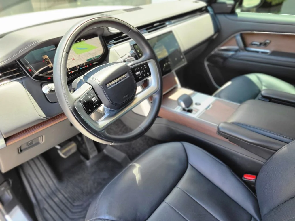 Used 2024 White Land Rover SE image 18