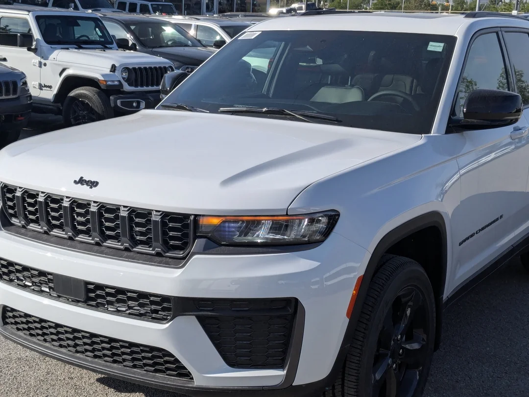 New 2026 White Jeep Altitude - - 4x4 - Power Sunroof - Trailer Tow Pkg - 20 Black Wheels - Remote Start & More! image 10