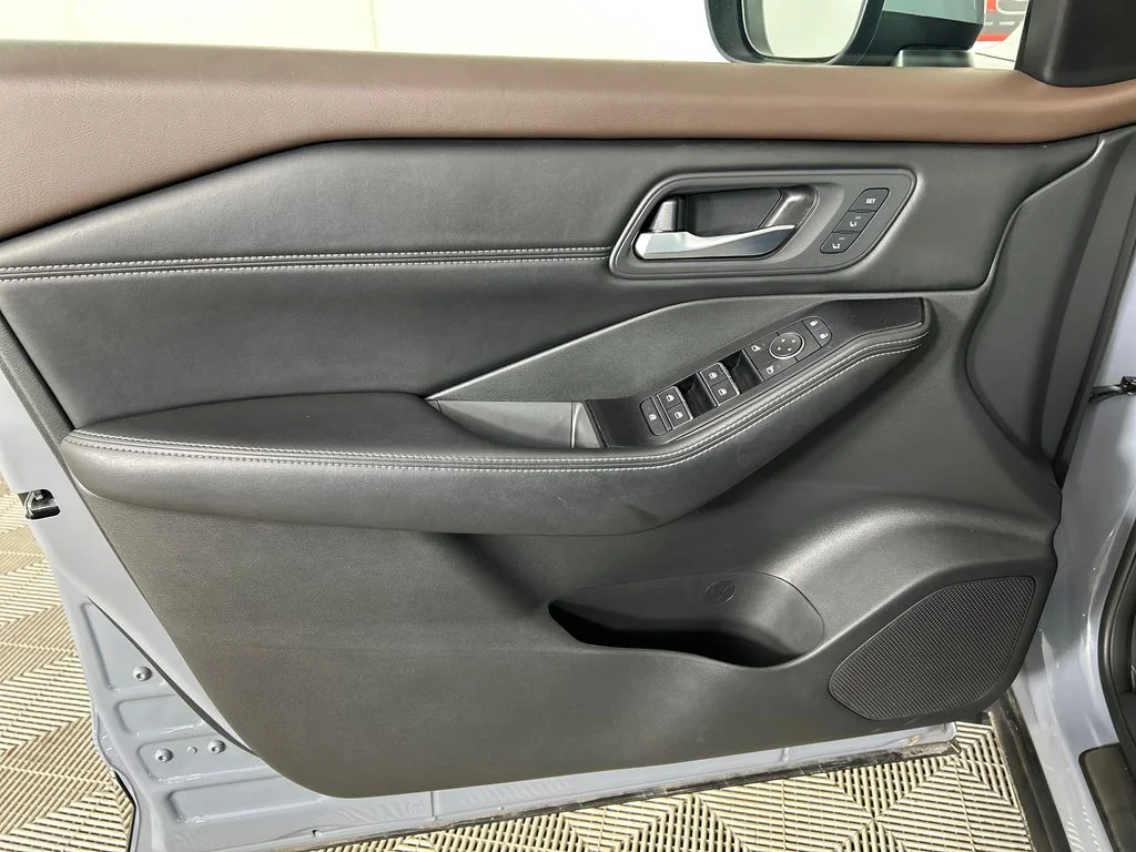 Used 2023 Gray Nissan SL image 11
