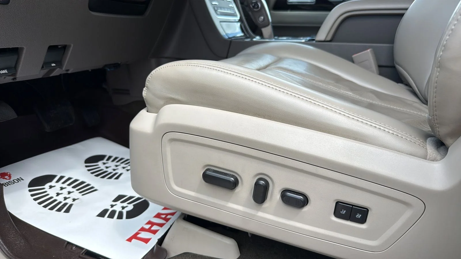 Used 2017 White Lincoln Select image 6