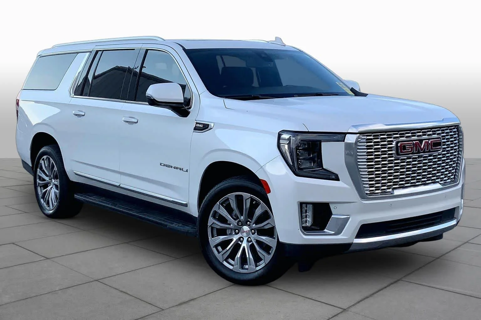 Used 2021 White Frost Tricoat GMC Denali image 3