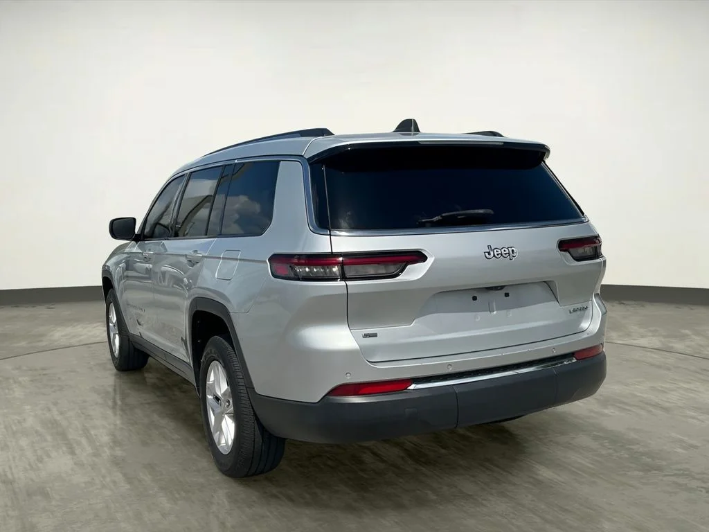 Used 2021 Silver Jeep Laredo image 5