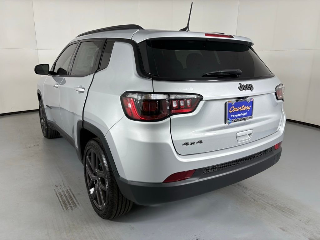 New 2026 Silver Zynith Metallic Clearcoat Jeep Latitude image 6