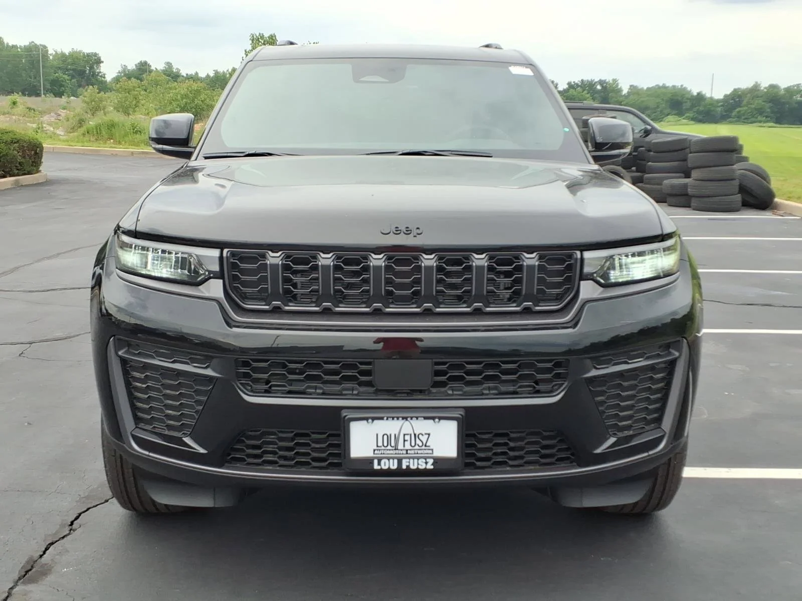 New 2026 Diamond Black Crystal Pearlcoat Jeep Laredo Altitude image 24