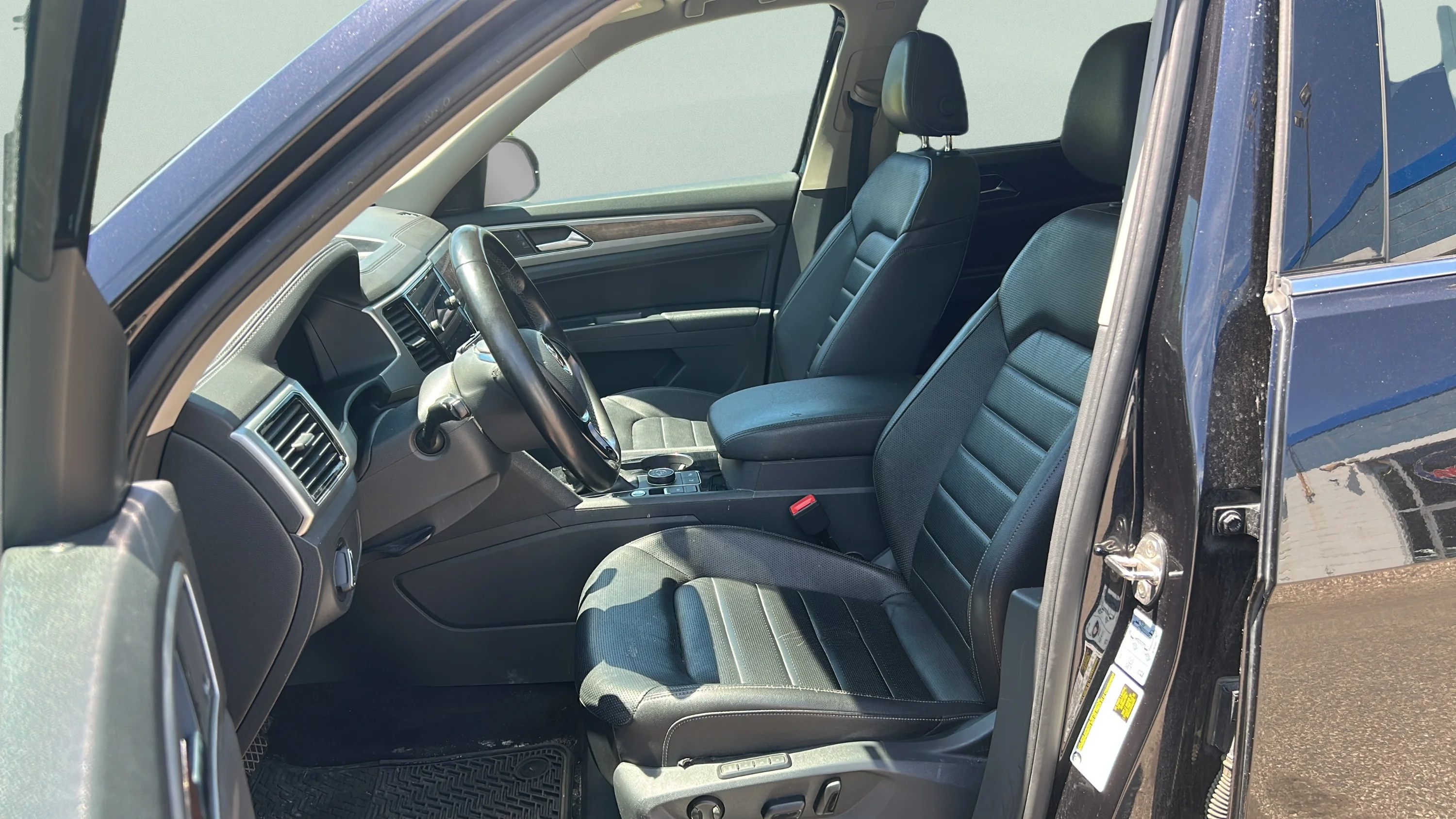 Used 2018 Black Volkswagon SEL PREMIUM image 10