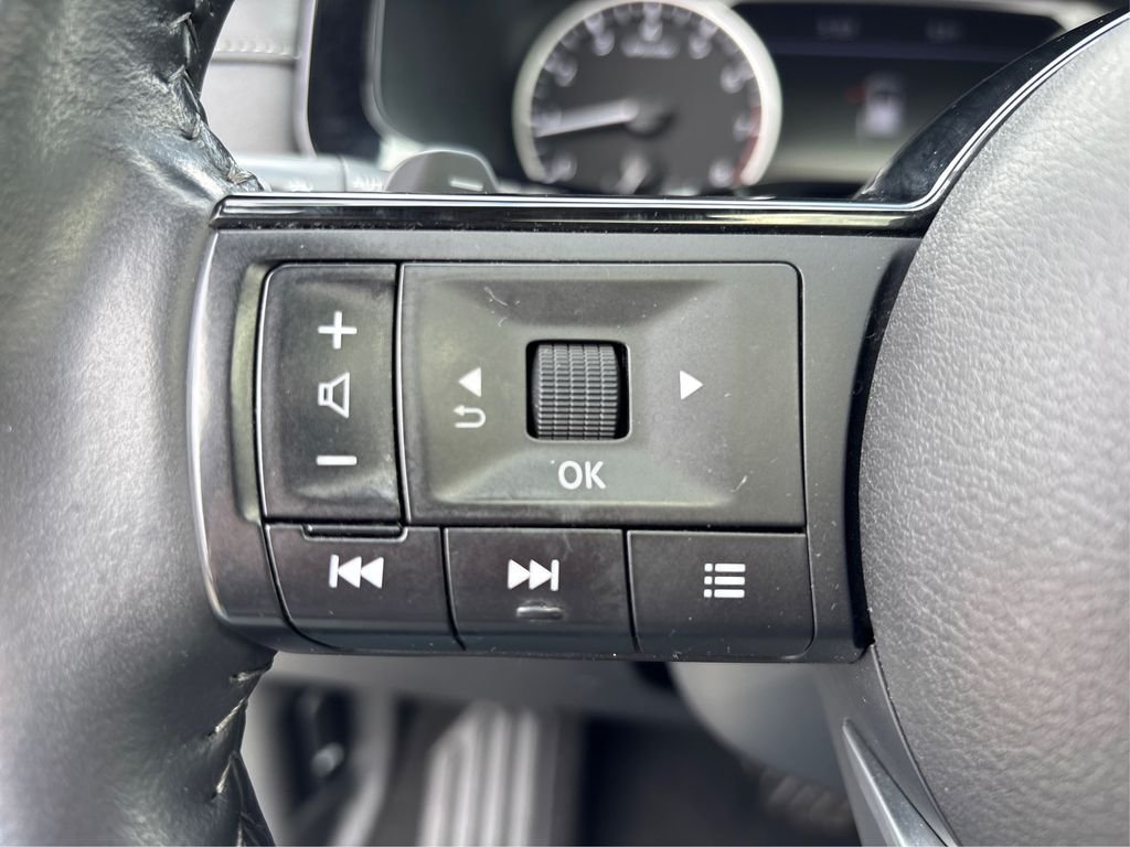 Used 2023 Silver Nissan SL image 30