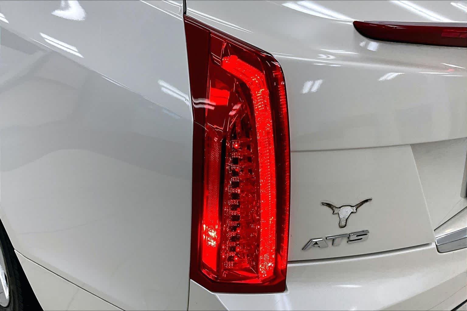 Used 2013 White Diamond Tricoat Cadillac  image 28