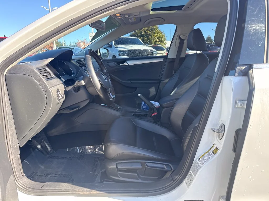 Used 2017 White Volkswagen 1.4T SE image 4
