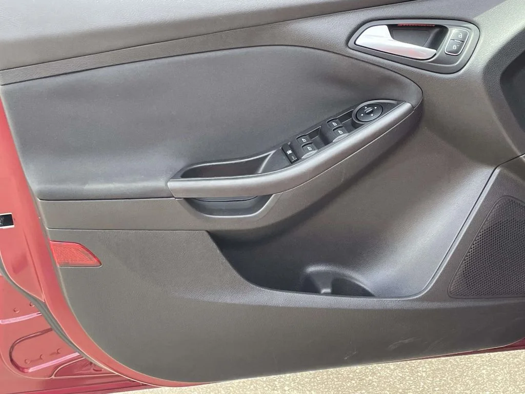 Used 2015 Red Ford SE image 14
