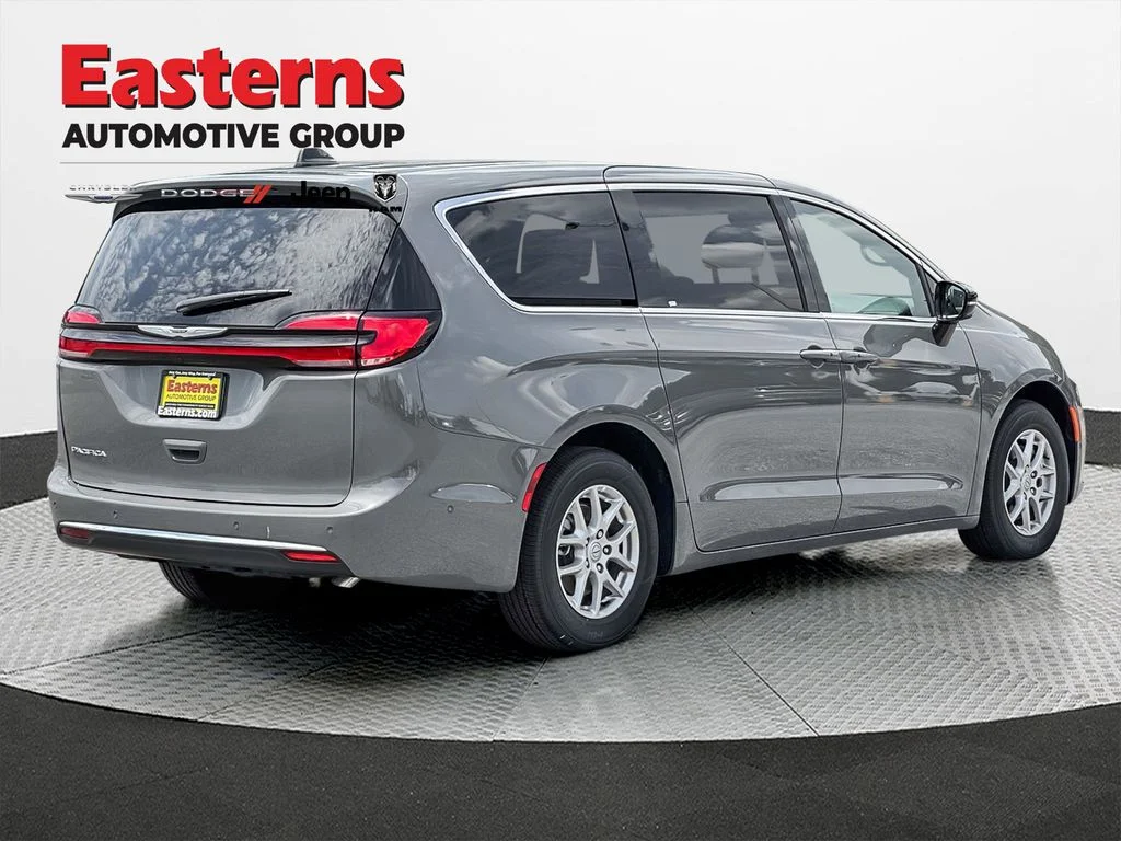New 2025 Ceramic Gray Clear-Coat Exterior Paint Chrysler Select image 7