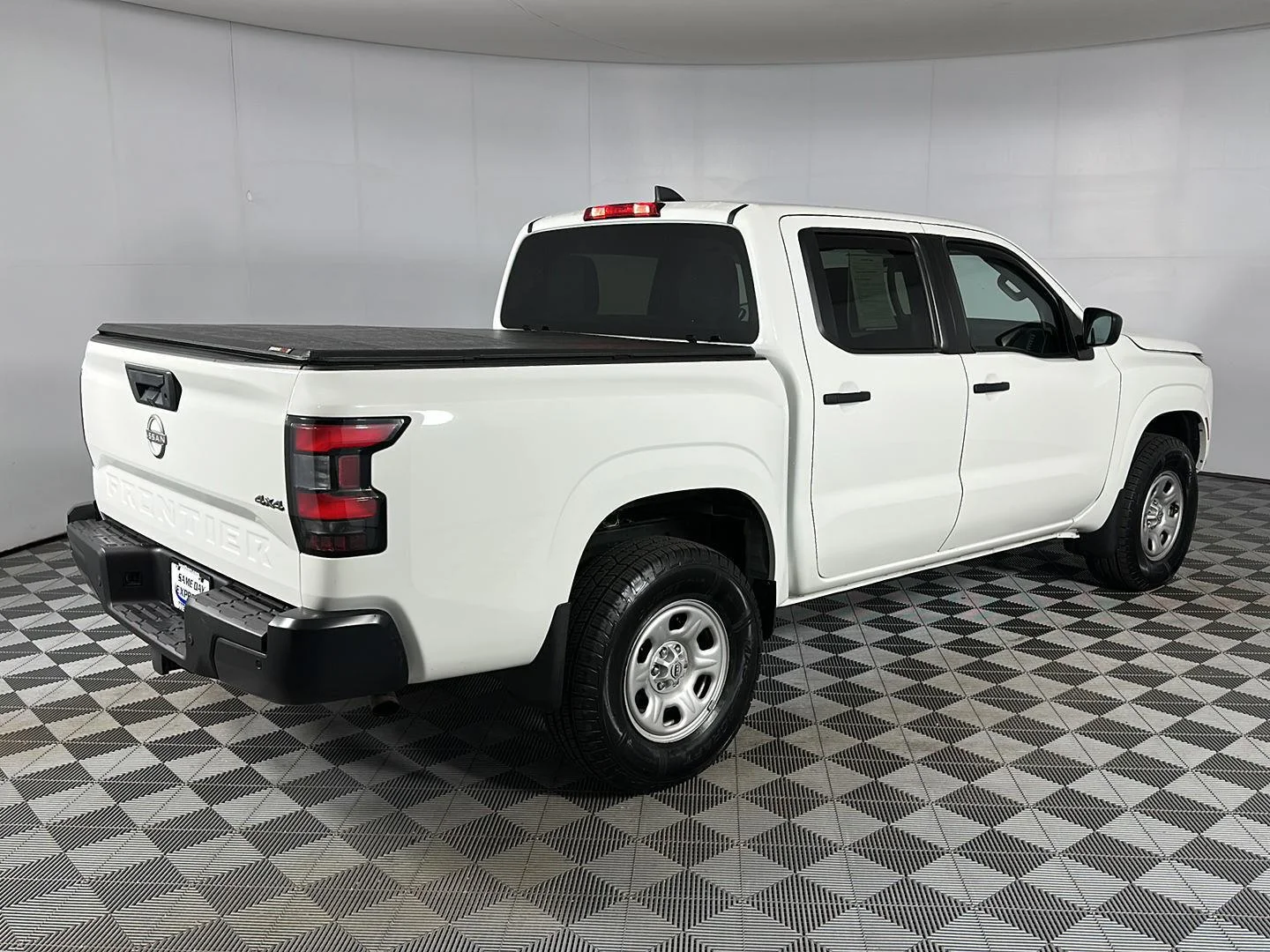 Used 2022 Glacier White Nissan S image 22