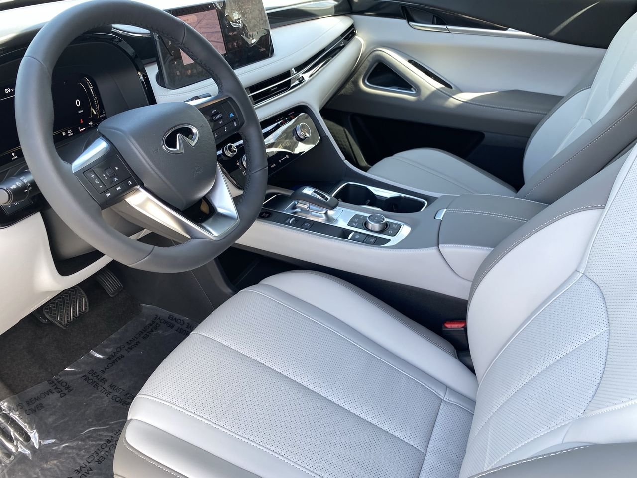 New 2027 2T RAD WHT INFINITI SPORT image 31