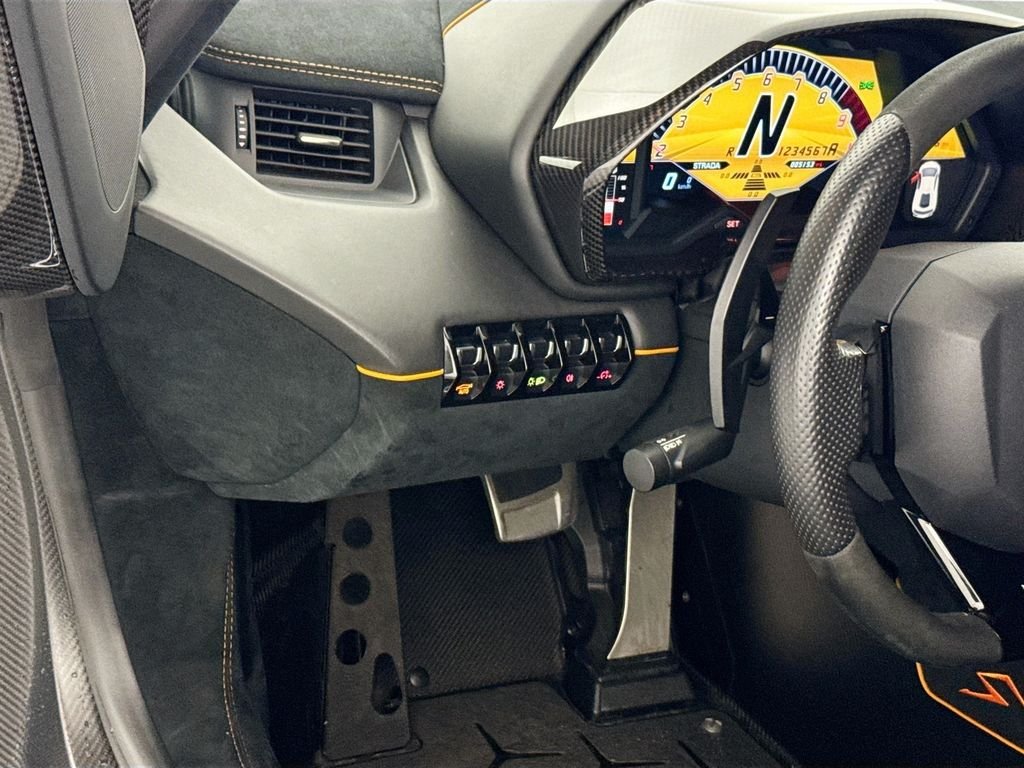 Used 2017  Lamborghini  image 10