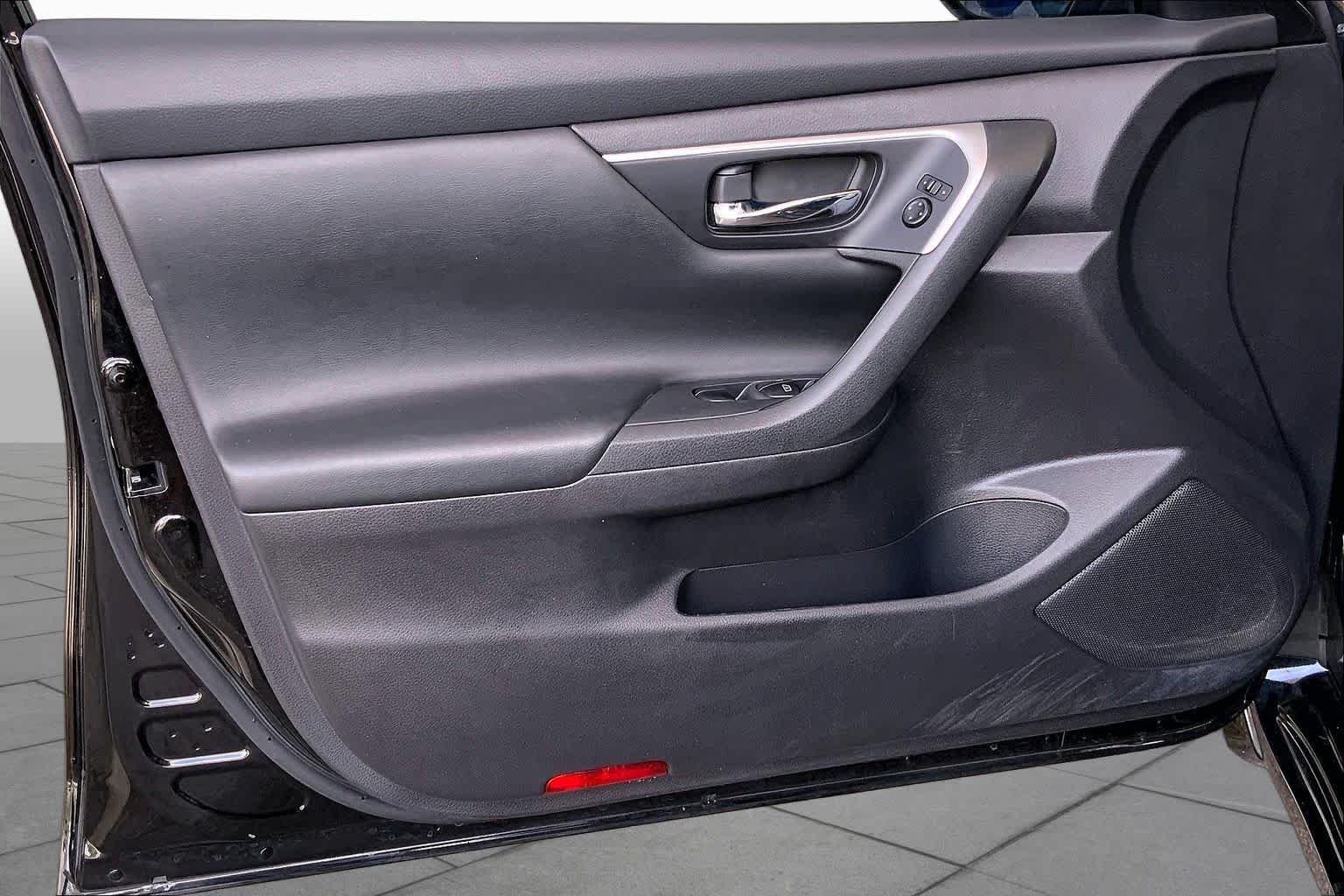Used 2016 Super Black Nissan 2.5 SV image 22