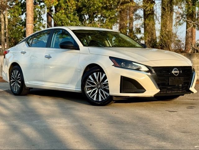 White 2024 Nissan Altima 2.5 SV FWD Sedan Front-Wheel Drive