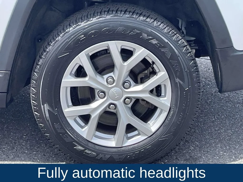 Used 2023 Silver Jeep Limited 4x4 image 15