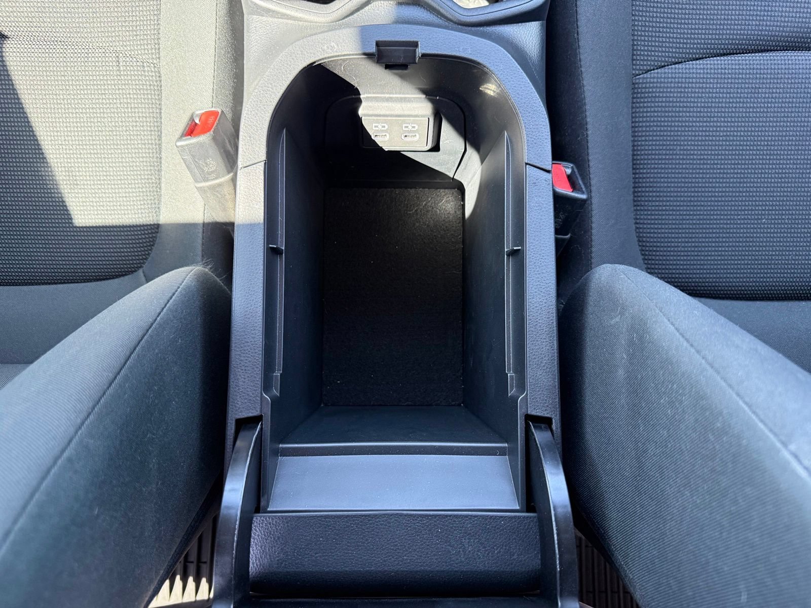 2025 Toyota RAV4 LE - Photo 28