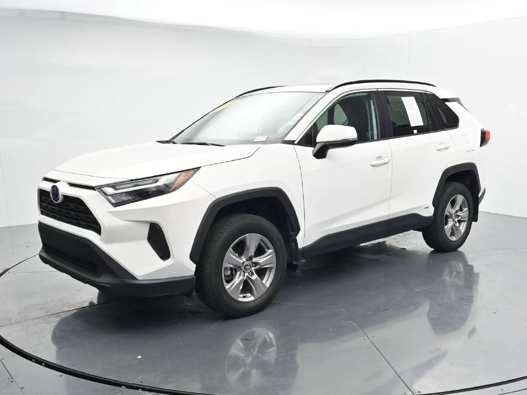 Used 2024 White Toyota XLE image 3