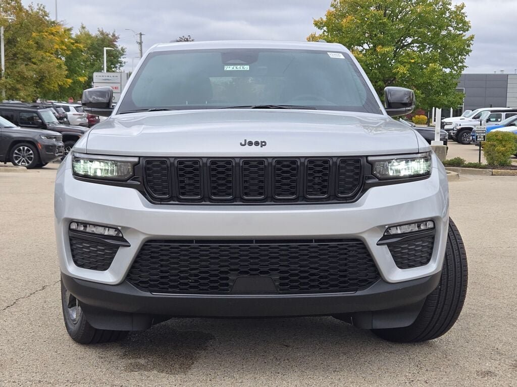 New 2025 Silver Zynith Exterior Paint Jeep Limited image 5