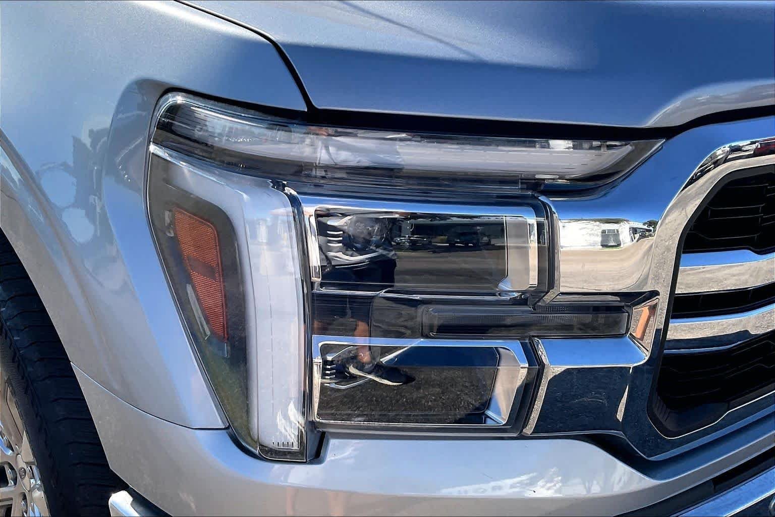Used 2025 Carbonized Gray Metallic Ford LARIAT image 26