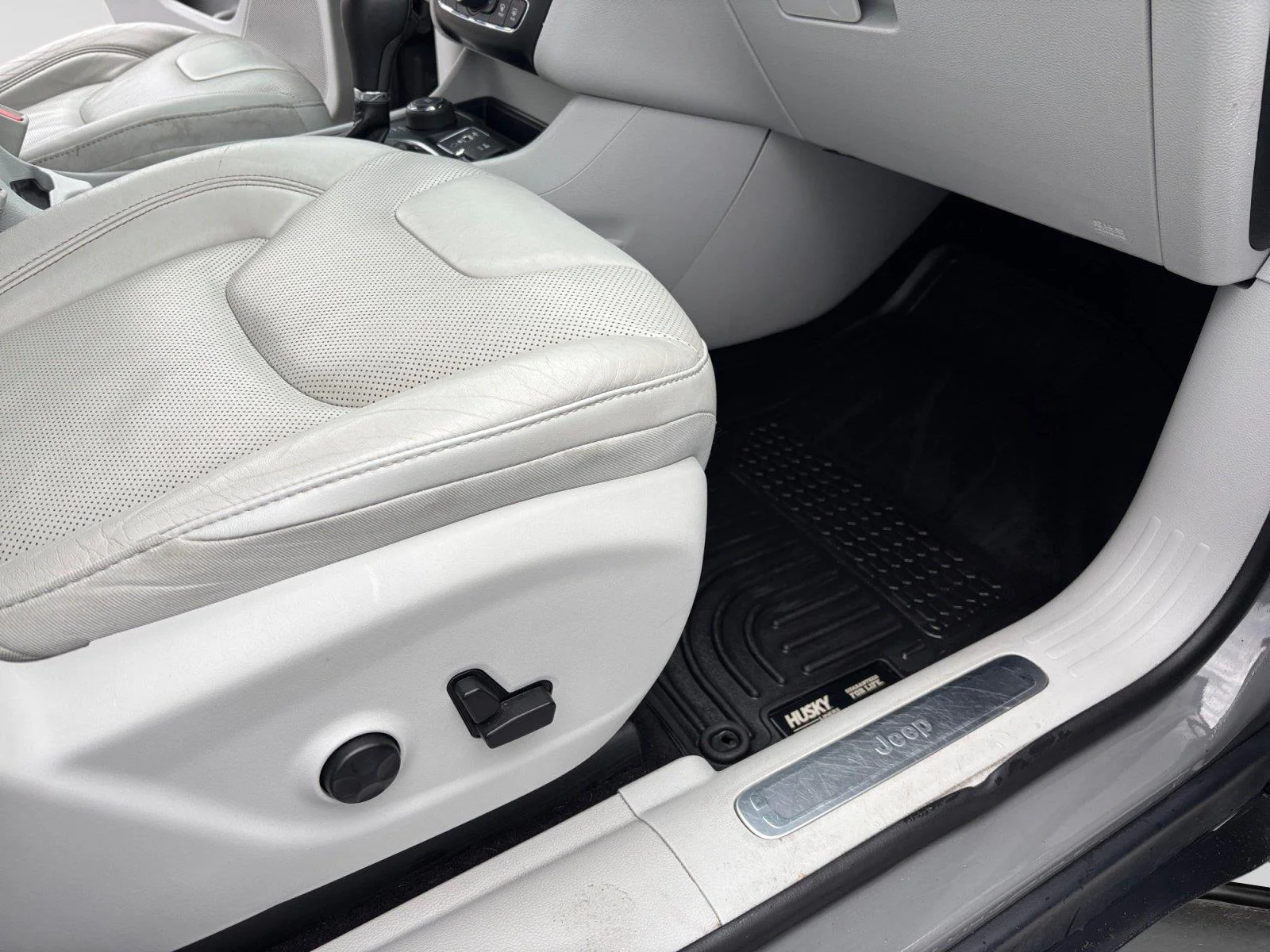 Used 2019 Sting-Gray Clearcoat Jeep Limited image 44