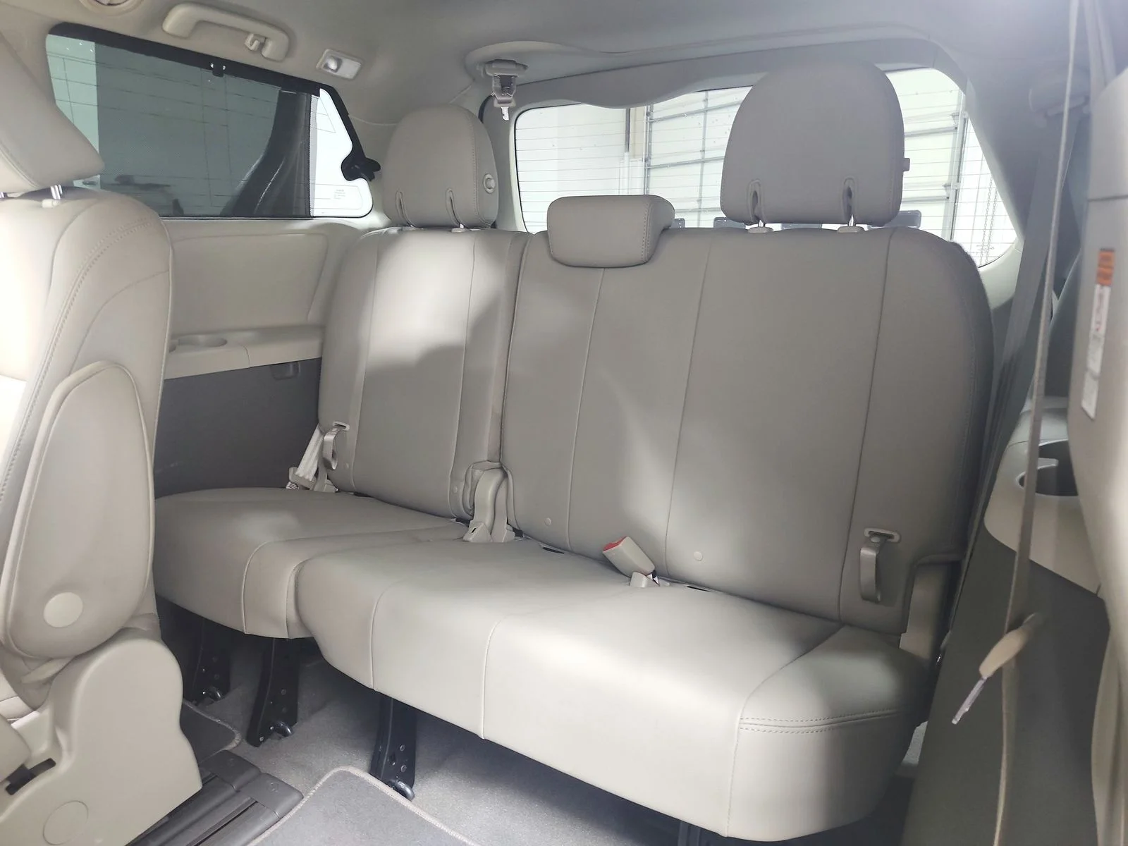 Used 2020 Green Toyota XLE Premium image 38
