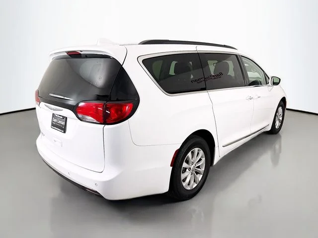 Used 2017 White Chrysler Touring L image 7