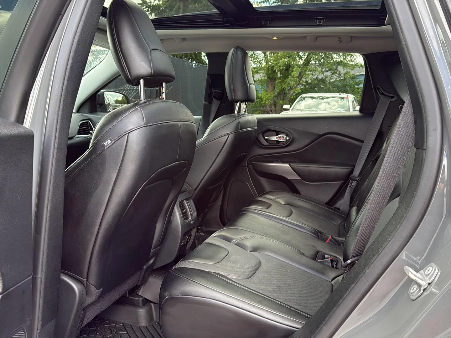 Used 2022 Sting-Gray Clearcoat Jeep Limited image 10