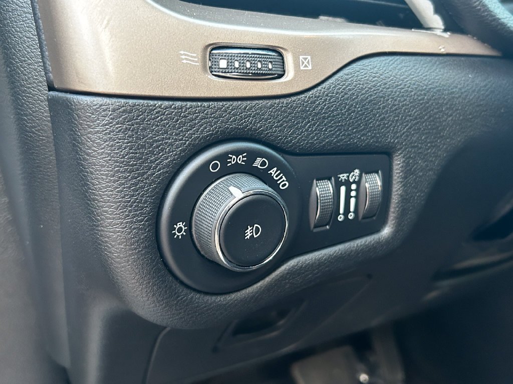 Used 2017 Billet Silver Metallic Jeep Latitude image 12