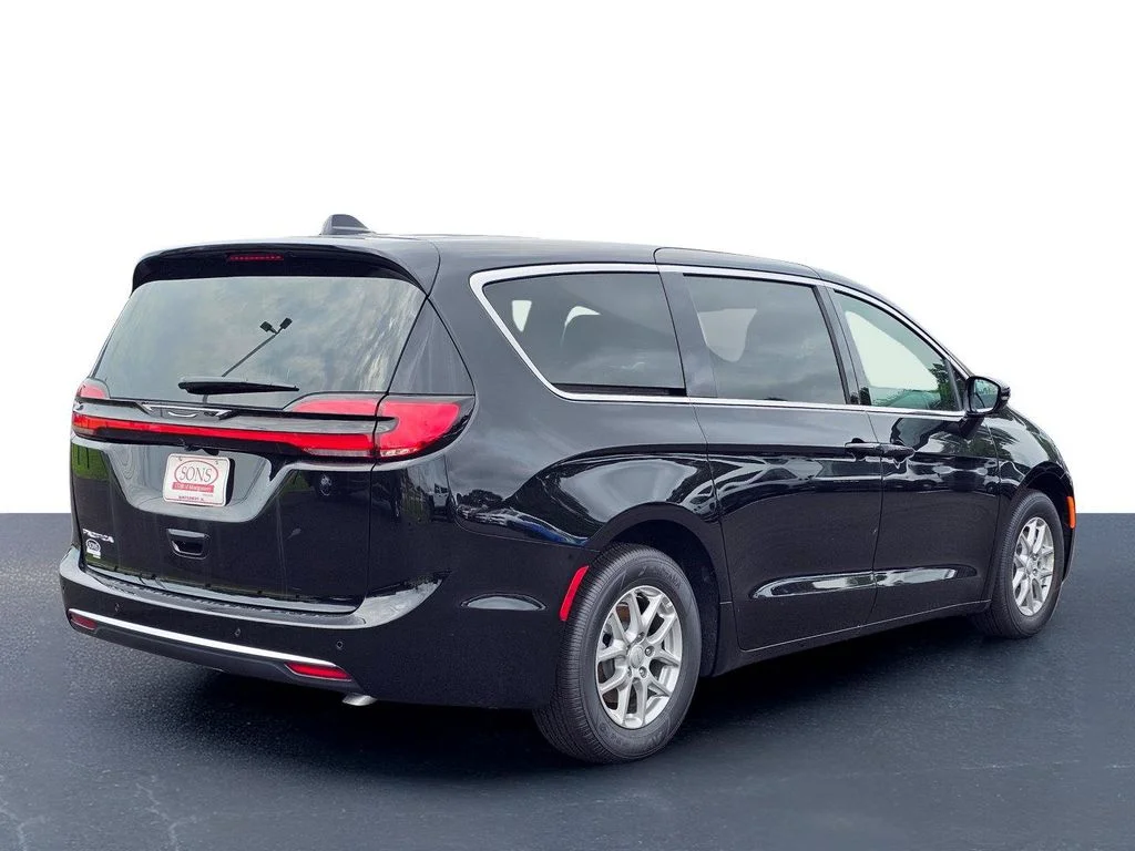 New 2027 Diamond Black Crystal Pearl-Coat Exterior Paint Chrysler Select image 8