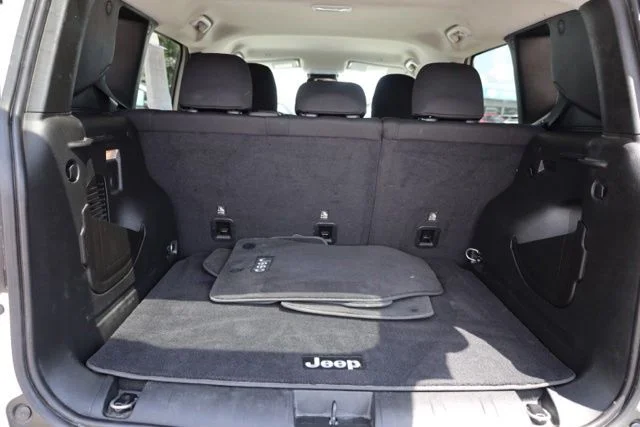Used 2023 White Jeep Latitude image 34