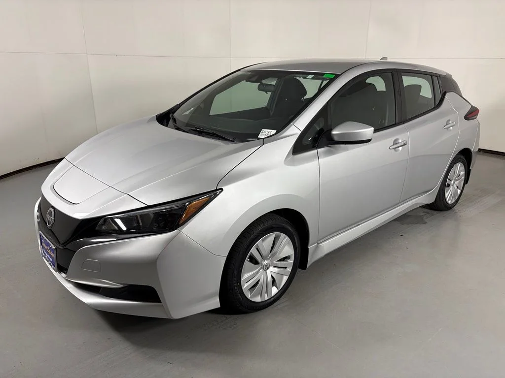Used 2025 Silver Nissan S image 5