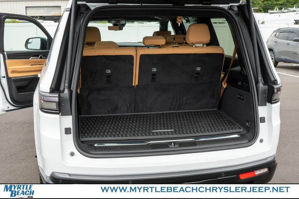 New 2026 Bright White Clear-Coat Exterior Paint Jeep Summit Reserve image 33