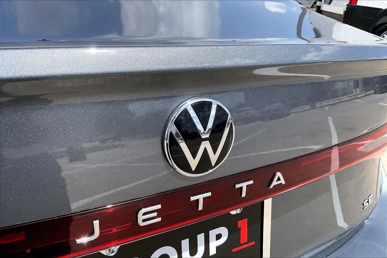 Used 2025 Platinum Gray Metallic Volkswagen SE image 31