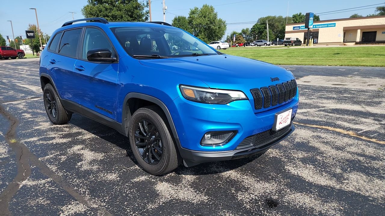 Used 2023 Hydro Blue Pearlcoat Jeep Altitude Lux image 2