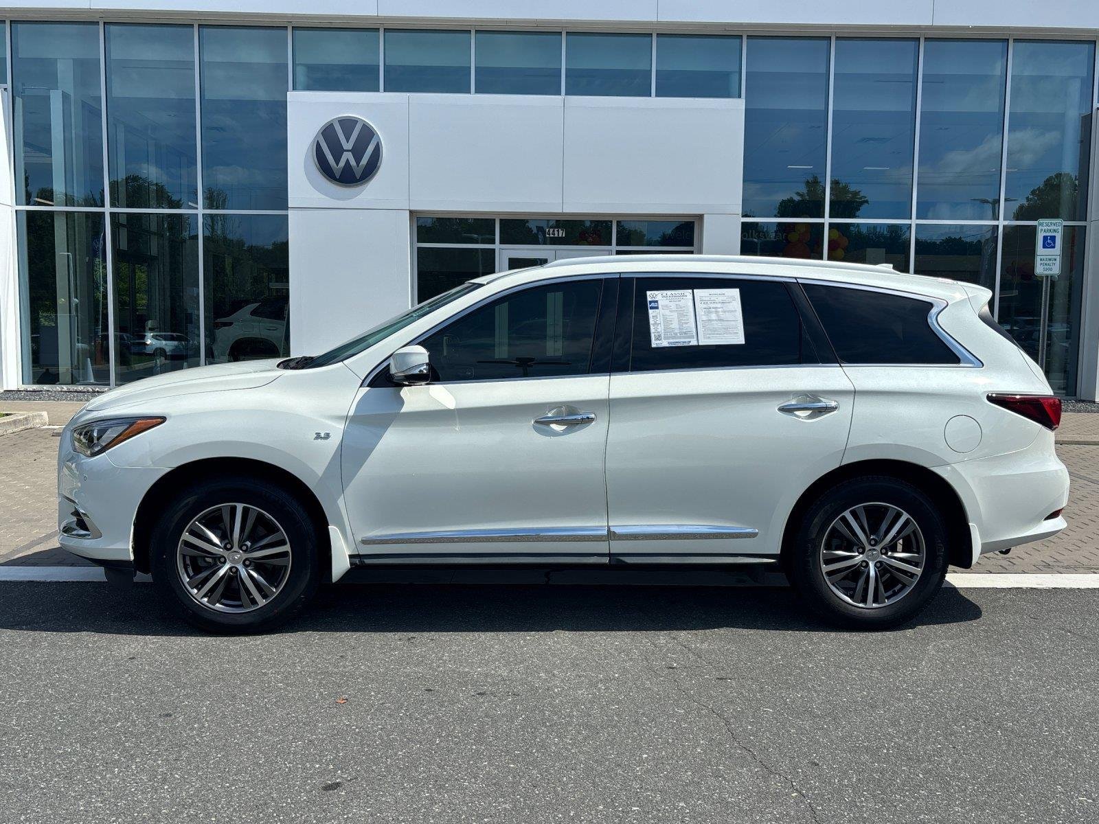 Used 2020 Majestic White INFINITI LUXE image 2