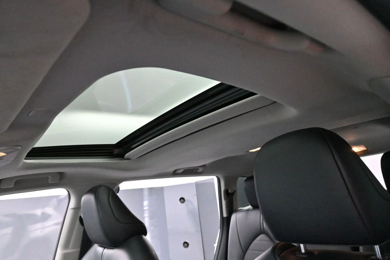 Used 2022 Wind Chill Pearl Toyota XLE image 30