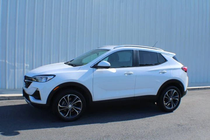Used 2023 Summit White Buick Select image 4