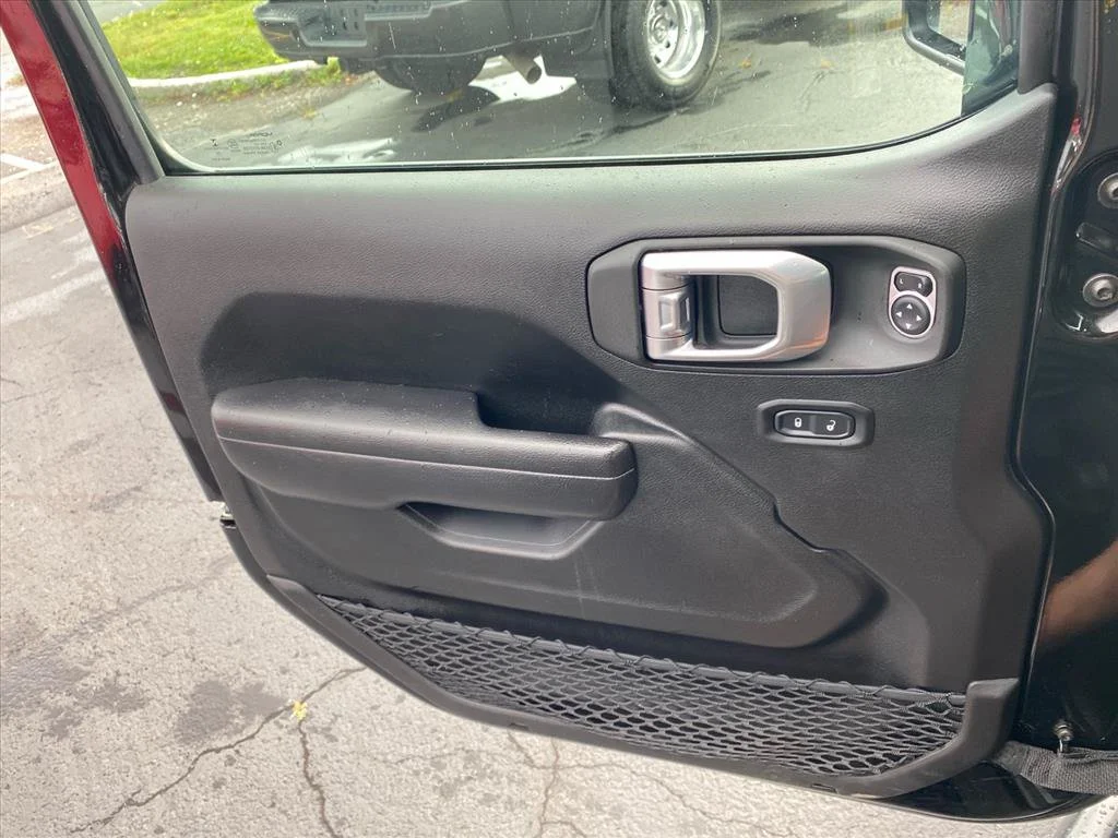 Used 2022 Black Clearcoat Jeep Altitude image 22
