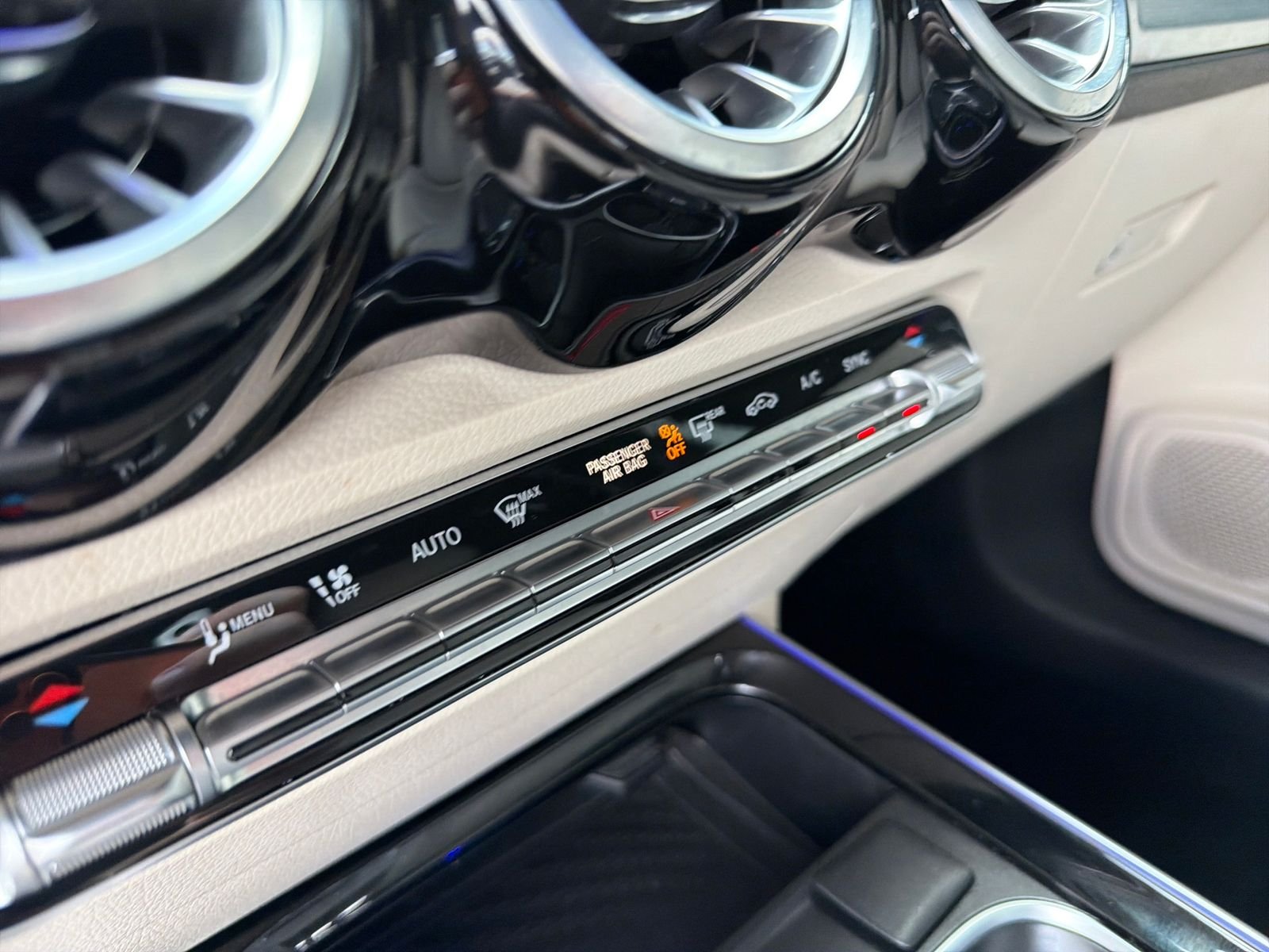 Used 2025 Polar White Mercedes-Benz GLB 250 image 23