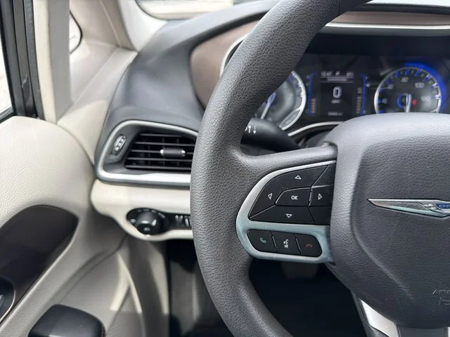 Used 2018 Black Chrysler Touring Plus image 28