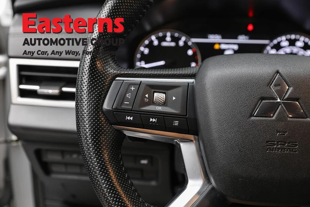 Used 2024 Silver Mitsubishi SE image 15
