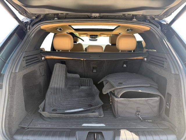 Used 2023 Green Land Rover SE image 18