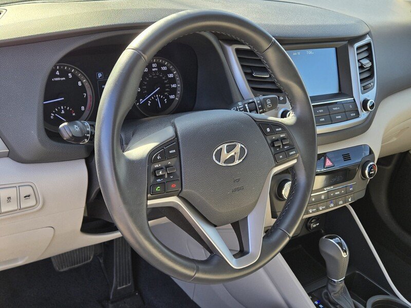 Used 2018 Molten Silver HYUNDAI VALUE FWD image 19