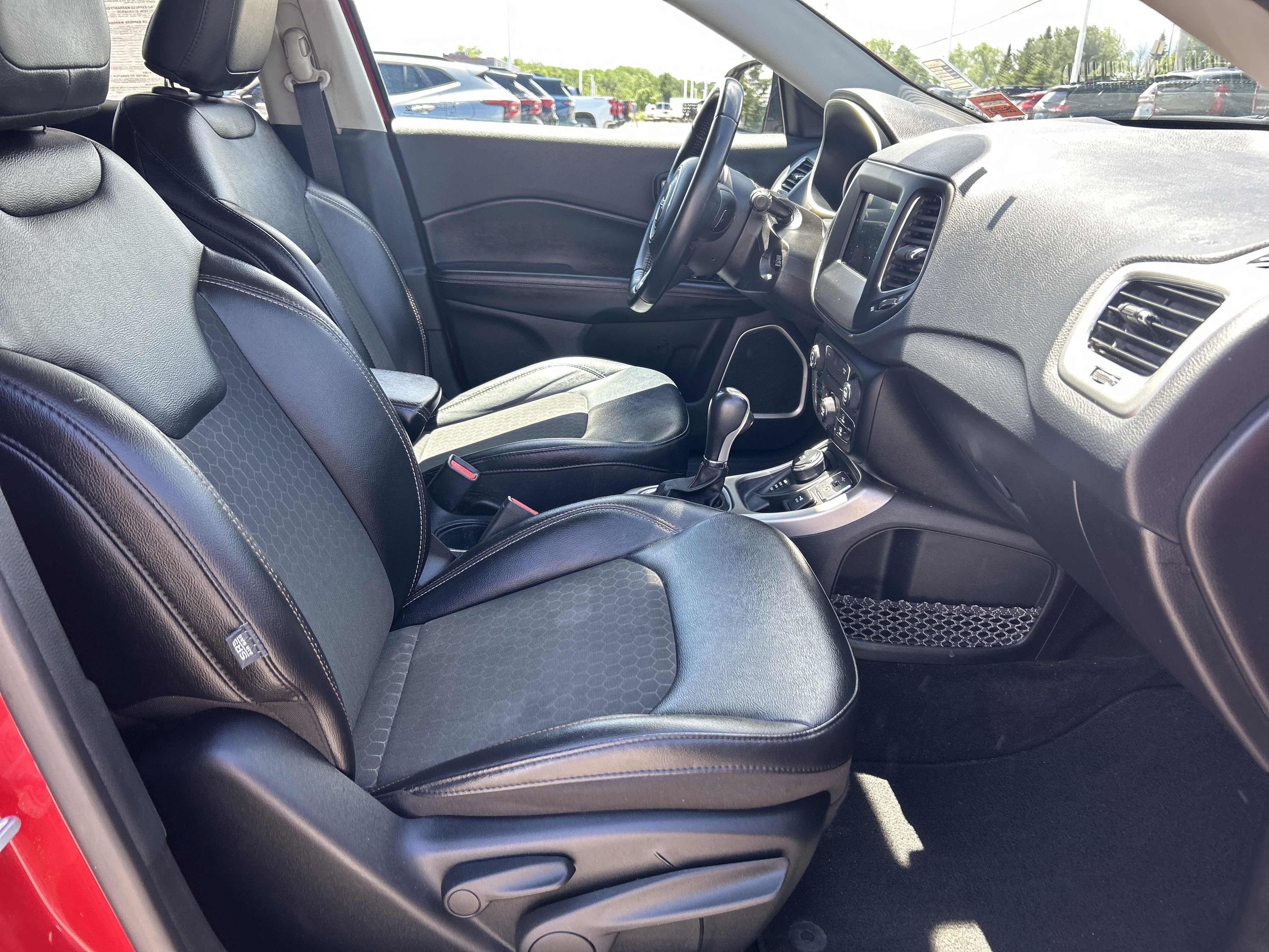 Used 2019 Redline Pearlcoat Jeep Latitude image 10