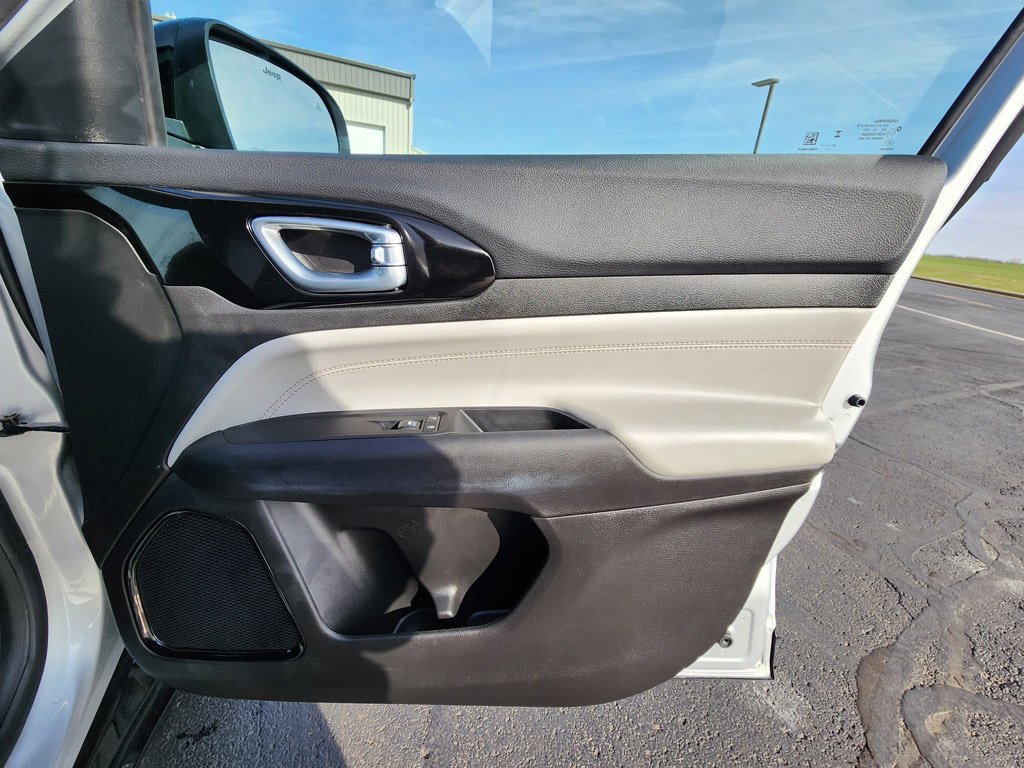 Used 2025 Silver Zynith Metallic Clearcoat Jeep Limited image 24