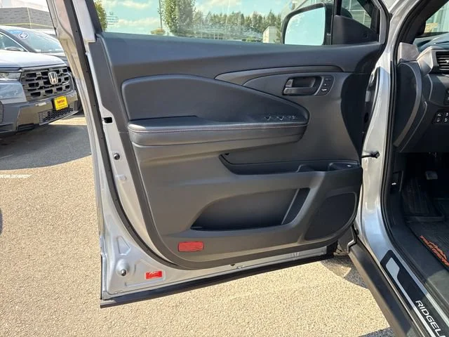 Certified Used 2025 Solar Silver Metallic Honda TrailSport image 16